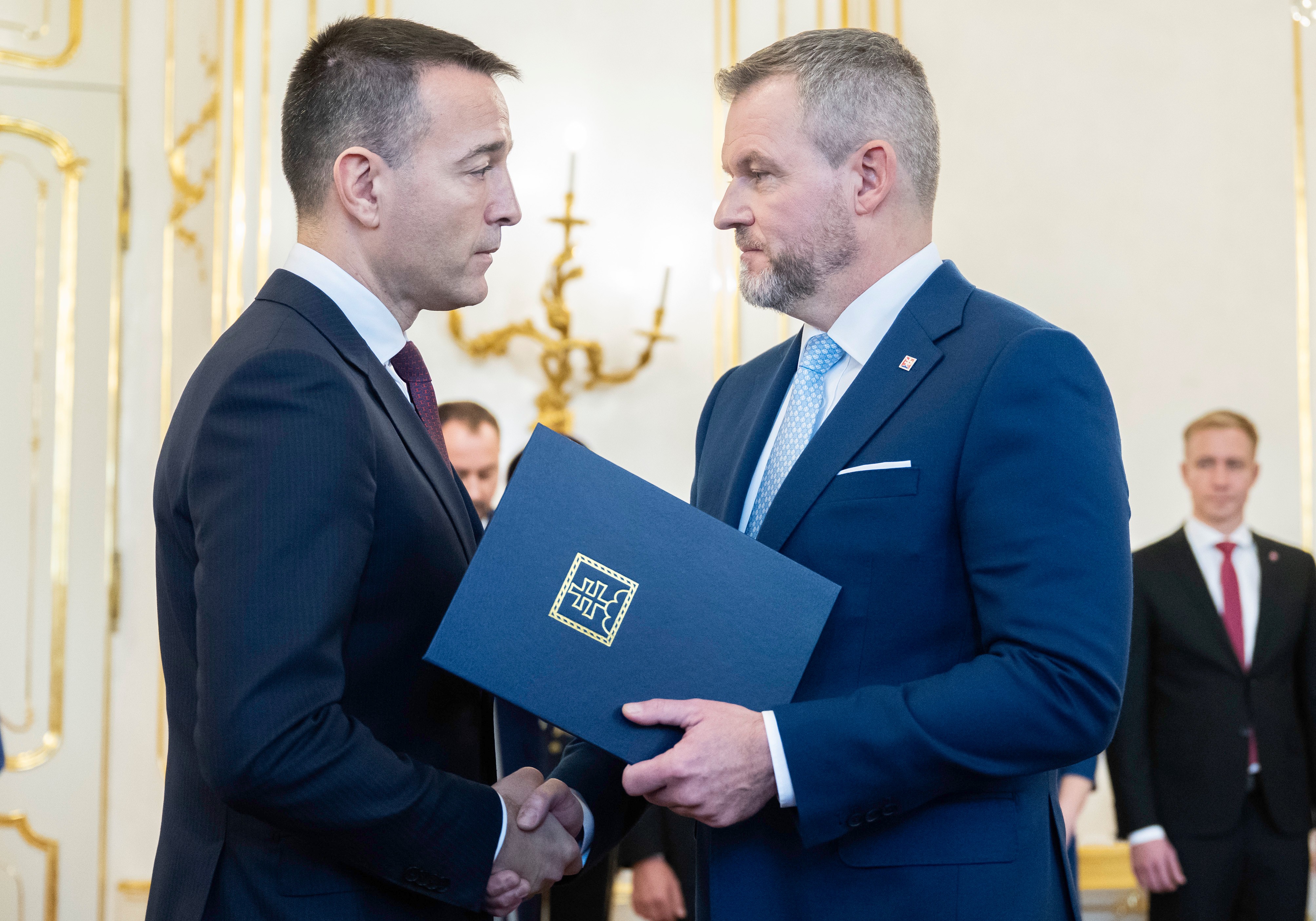 minister školstva, výskumu, vývoja a mládeže (MŠVVaM) SR Tomáš Drucker (vľavo, Hlas-SD), ktorého prezident SR Peter Pellegrini (vpravo) dočasne poveril riadením Úradu podpredsedu vlády pre plán obnovy a znalostnú ekonomiku v Prezidentskom paláci v Bratisl